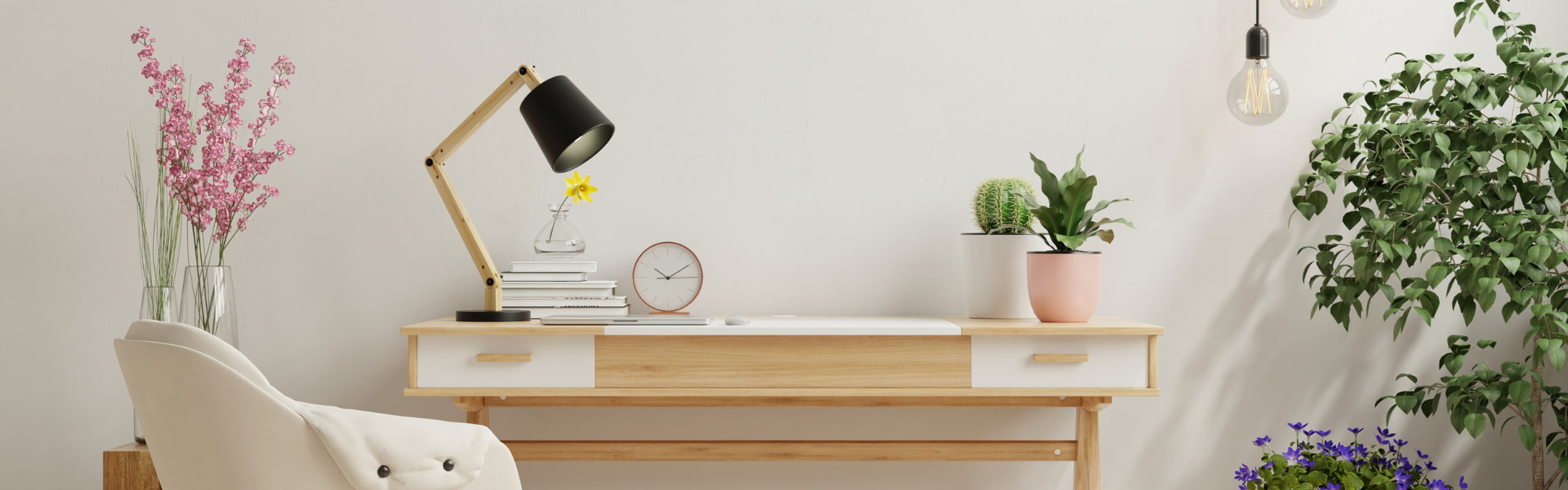 Jolie lampe de bureau en bois naturel et abat-jour noir