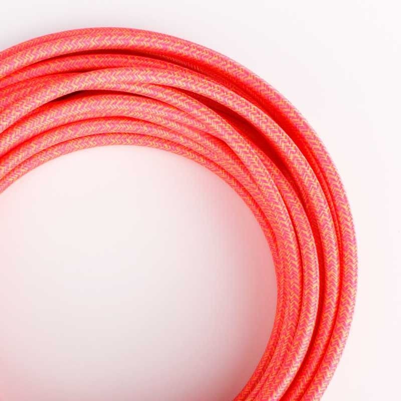 Câble électrique rond recouvert d'un tissu effet soie de couleur rose et jaune.